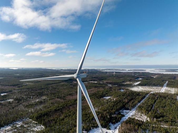 Suomen kolmanneksi suurin tuulipuisto vihittiin käyttöön Pjelaxissa