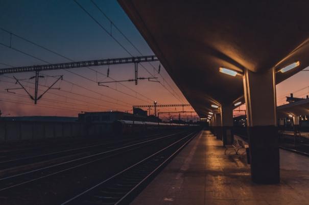 benches-on-train-station-1444108