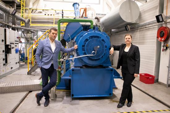 kuva-maciej-mikulski-and-merja-kangasjarvi-university-of-vaasa-vebic-ice-laboratory-550x500